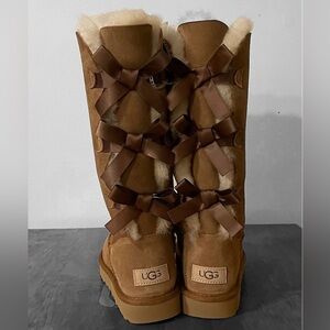 UGG BAILEY BOW III TALL 7 NWOB